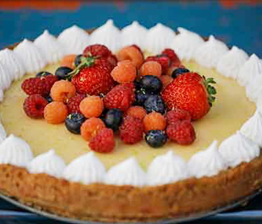 Key lime pie with berries | Hortifrut